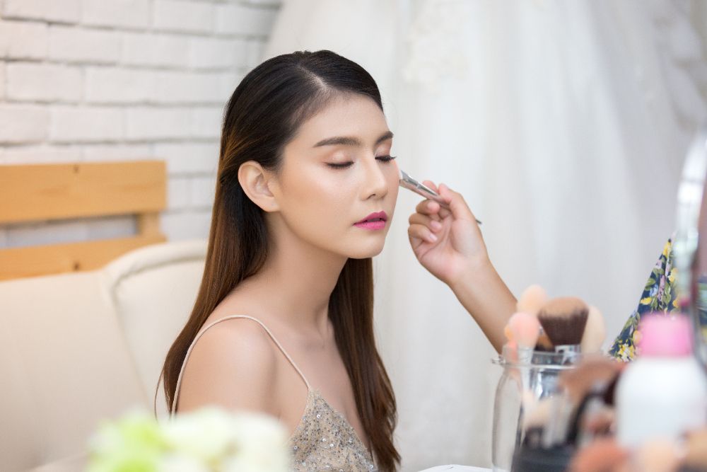Enam area wajah yang perlu ditambahkan highlighter untuk mempercantik riasan. Mana saja area tersebut dan bagaimana tipsnya?