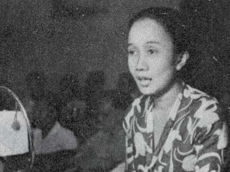 Maria Ulfah, perempuan Indonesia pertama bergelar sarjana hukum, menjadi pionir emansipasi dan pejuang hak perempuan sejak masa pergerakan nasional.