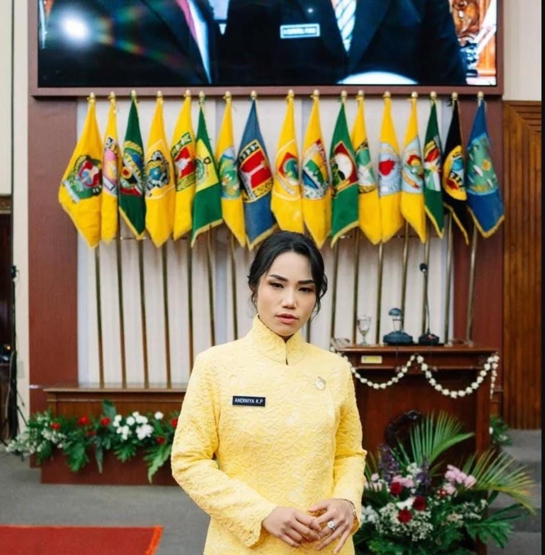 Andiniya, di usia 25 tahun, sudah menjadi anggota DPRD Jateng 2024-2029, fokus pada kesehatan, infrastruktur, dan UMKM.