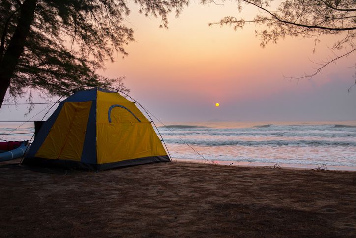 Jika ingin camping di pantai, pahami juga tentang pasang surut air laut agar tak salah lokasi mendirikan tenda.