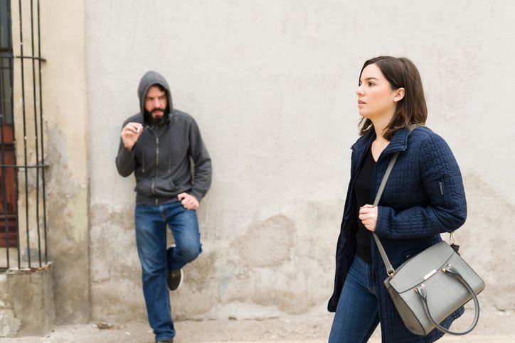 Tindakan catcalling termasuk ke dalam pelecehan seksual verbal yang tidak dibenarkan. Ini ancaman pidana bagi pelakunya.