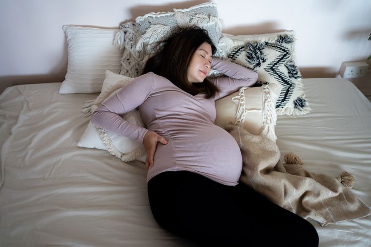 Miring kanan atau kiri, posisi tidur mana yang lebih tepat untuk ibu hamil dan apa dampaknya terhadap kesehatan?