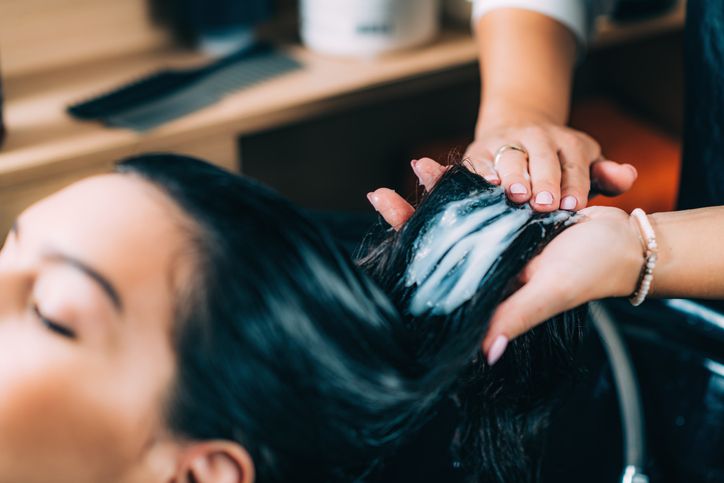 Kenapa kondisioner penting untuk kesehatan rambut? Ini manfaatnya dan bagaimana memilih yang tepat sesuai kondisi rambutmu!
