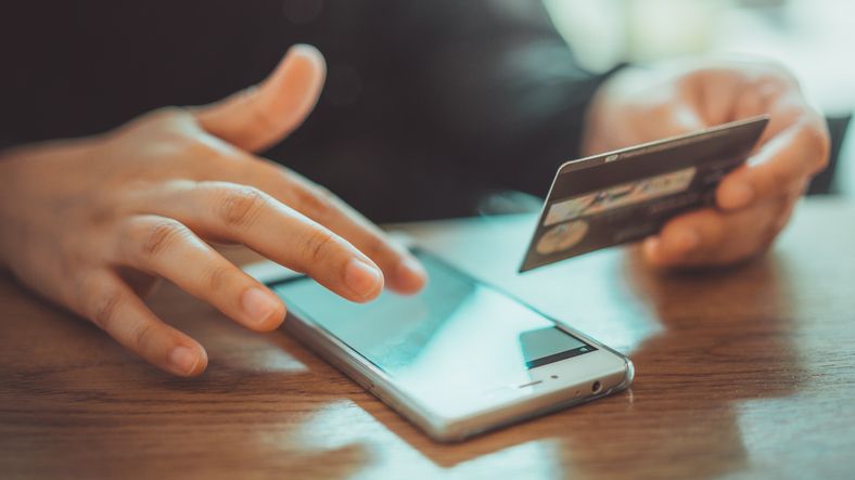 Perempuan perlu tahu berbagai kemudahan dalam membeli emas di era digital seperti saat ini. Simak ulasan lengkapnya.
