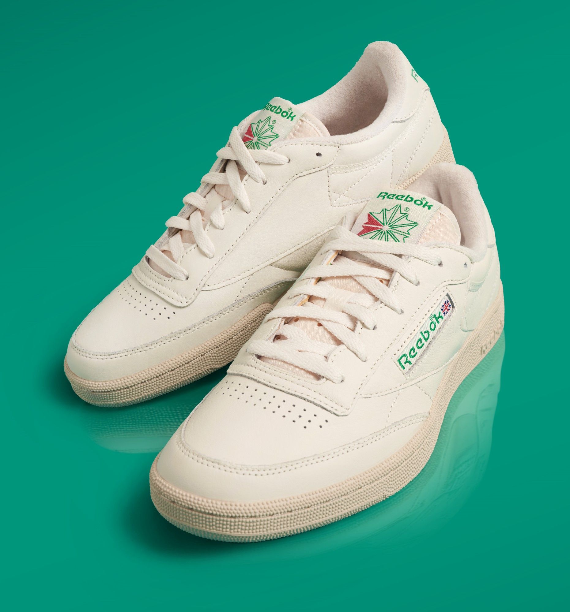 Sneaker adalah salah satu fashion item yang timeless. Ini dia sneaker yang populer dari generasi ke generasi.