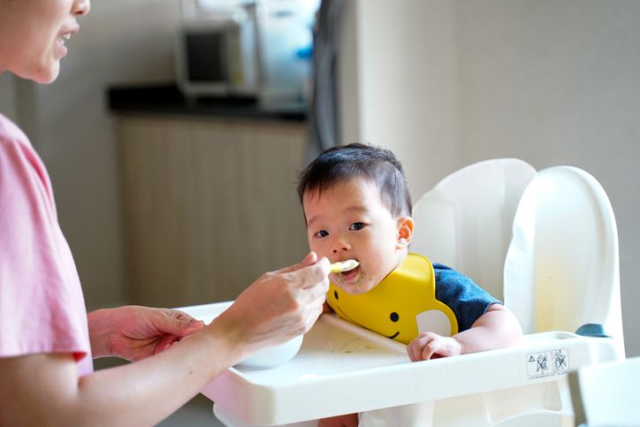 Orang tua wajib paham pentingnya feeding rules untuk mengontrol asupan makanan yang berkontribusi pada tumbuh kembang anak.