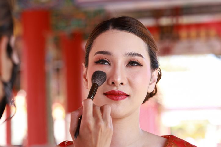 Dalam dunia kecantikan, setting powder menjadi hal penting untuk mengunci makeup. Simak cara mengaplikasikannya!