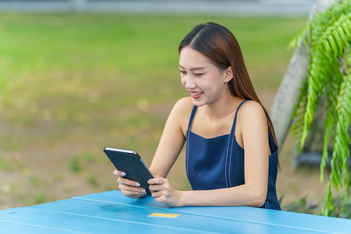 Begini langkah menggunakan gadget yang lebih ramah lingkungan sebagai solusi mengurangi jejak karbon digital.