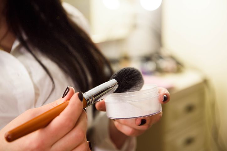 Jangan sembarangan, begini tips mengaplikasikan loose powder atau bedak tabur agar hasilnya maksimal.