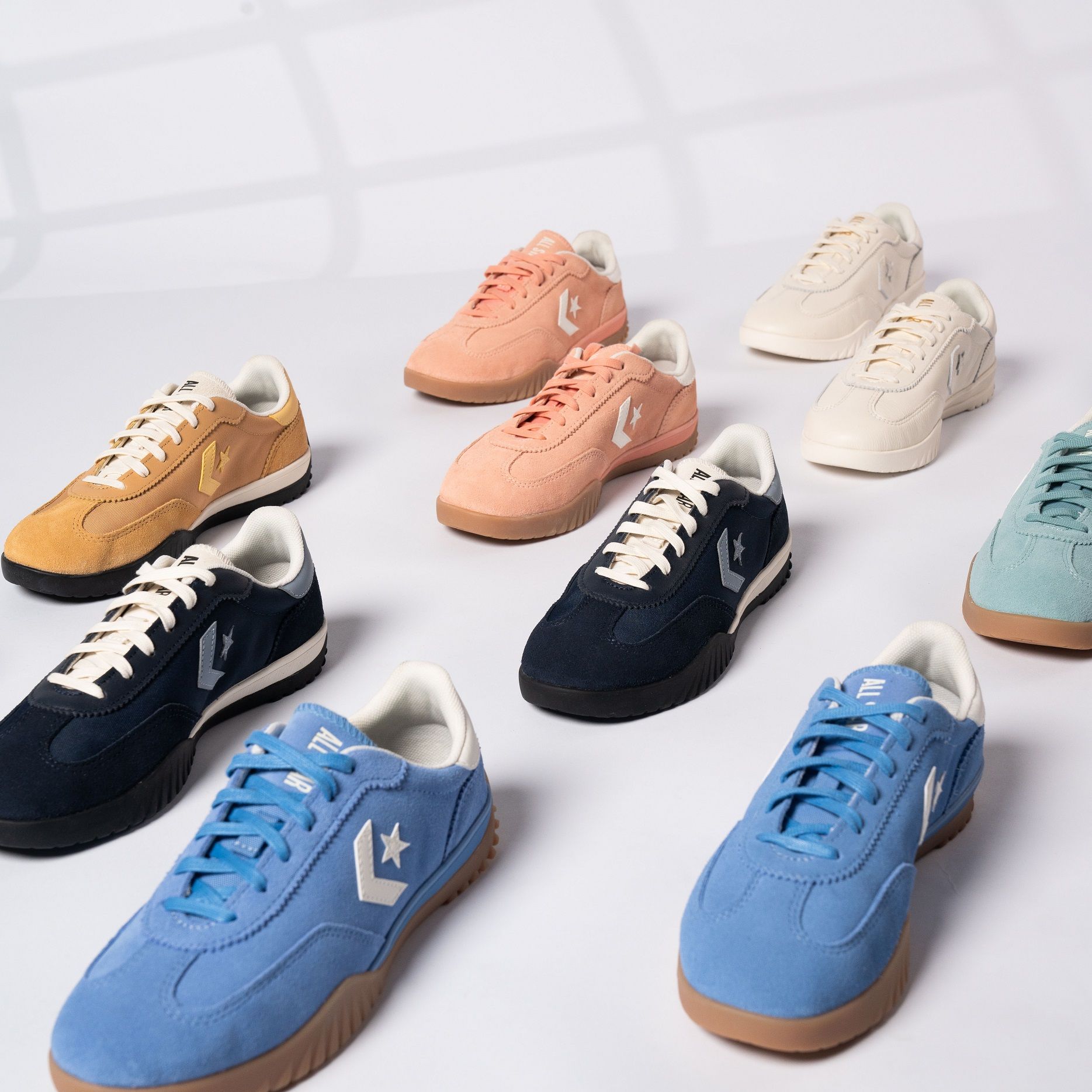 Memasuki tahun 2025, Converse menghadirkan koleksi terbaru Run Star Trainer yang menawarkan enam warna cerah dan segar.