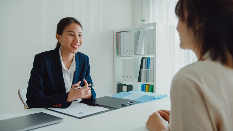 Praktisi HRD membagikan tips menjawab pertanyaan wawancara yang menjebak terkait jenjang karier atau gaji sebagai prioritas.