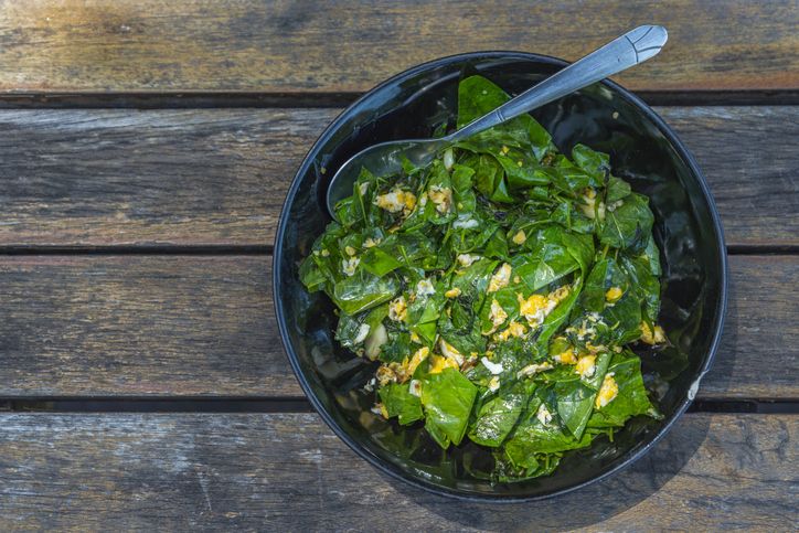 Daun katuk dipercaya dapat memperlancar ASI ibu menyusui, berikut cara memasak tumis daun katuk dengan ebi.