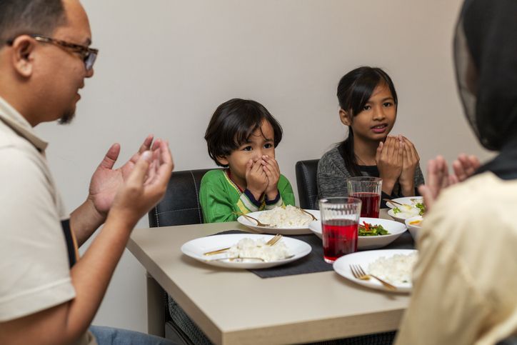 Kawan Puan ingin mengajarkan anak puasa di bulan Ramadan 2025? Berikut panduannya tanpa memaksa anak berpuasa!