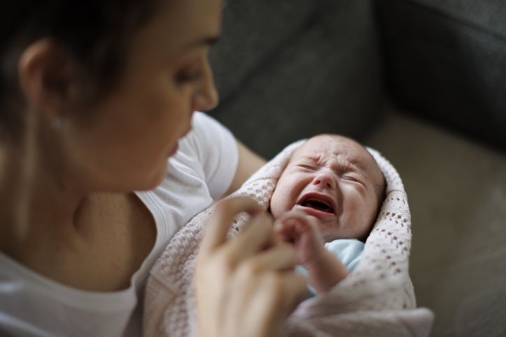 Merespons tangisan bayi dengan cepat dapat membangun rasa aman dan ikatan emosional yang kuat, serta mendukung perkembangan sosial dan emosionalnya di masa depan.