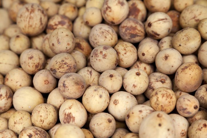 Agar kamu tidak tertipu tampilan luar, berikut beberapa tips memilih buah duku yang manis dan matang.
