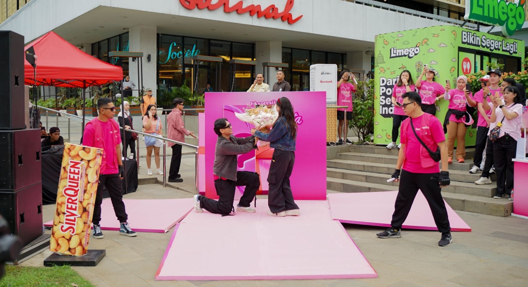 Merayakan valentine tidak harus selalu memberikan cokelat. Silverqueen ajarkan kita ekspresikan cinta lewat cara unik.