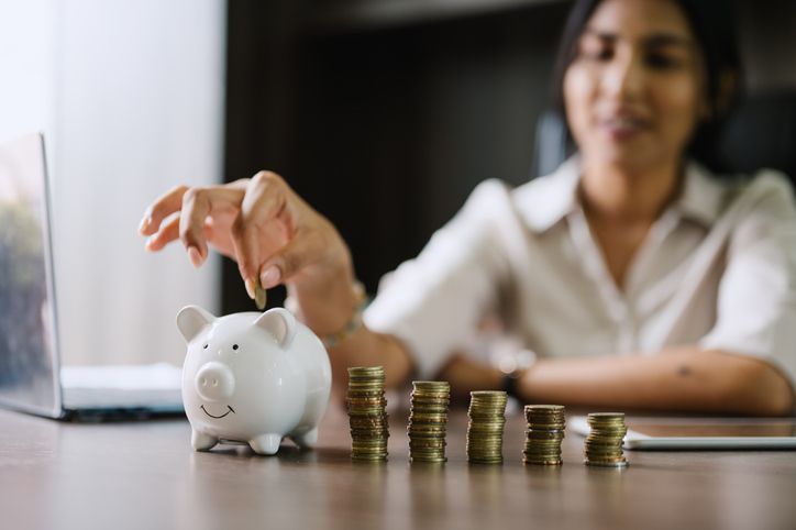 Menabung pensiun dengan menerapkan gaya hidup YONO, tanda perempuan mandiri siap menyambut masa tua secara finansial.