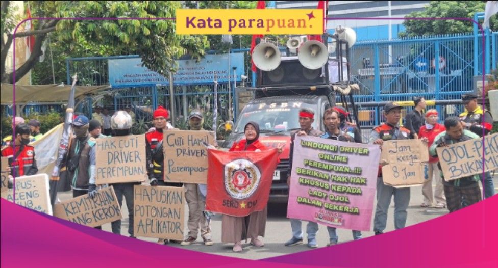 Perjuangan hak driver ojol perempuan dalam demo menuntut THR oleh pengemudi ojek online di depan Kemenaker, Senin (17/2/2025).