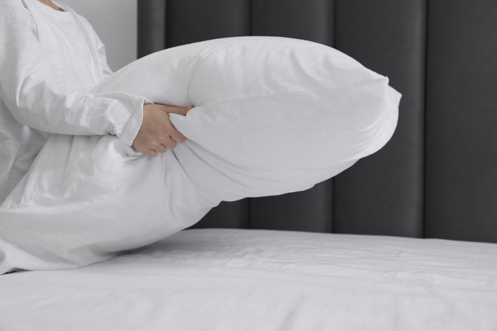 Tak harus dicuci, begini berbagai alternatif cara menghilangkan bau pesing di kasur dan bantal. Seperti apa?