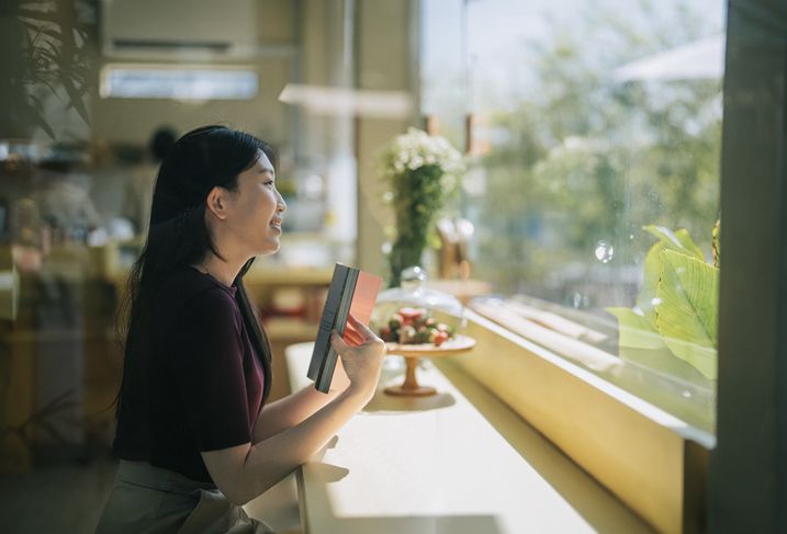Tiga cara me time perempuan mandiri tanpa perlu khawatir mengorbankan produktivas kerja. Bagaimana caranya?