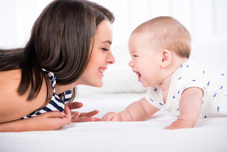 Orang tua memiliki peran besar dalam membantu anak mengembangkan kemampuan bahasa mereka. 