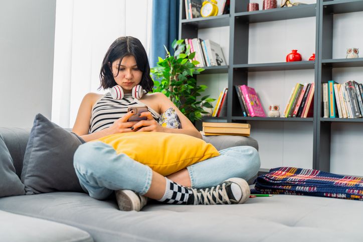 Tantangan remaja di dunia digital. Mulai dari ancaman cyberbullying hingga solusi sebagai langakah pencegahan.