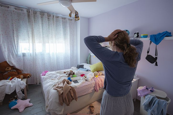 Tanda kamar tidur perempuan terlalu penuh dengan barang-barang. Mulai dari terlihat penuh hingga sulit dibersihkan.