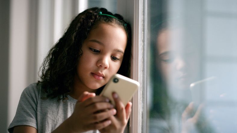 Pemerintah menyusun regulasi batas usia media sosial untuk melindungi anak di dunia digital, menyeimbangkan pembatasan dengan hak berekspresi, serta memperkuat literasi dan pengawasan.