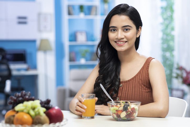Sarapan hanya dengan buah memang sehat, tetapi kurang protein dan lemak sehat. Sebaiknya kombinasikan dengan makanan bergizi lain agar energi dan nutrisi tetap seimbang.