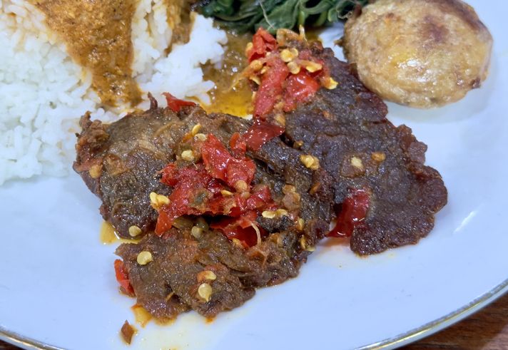 Resep dendeng balado, ide lauk yang bisa tahan lama untuk sahur. Simak berikut bahan dan cara membuatnya!