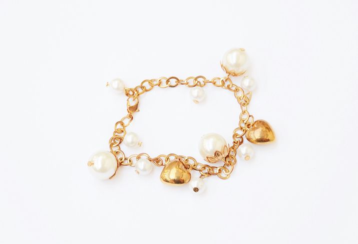 Mengetahui 10 bentuk simbol yang sering ada pada charm bracelet beserta maknanya. Mana yang kamu mau?