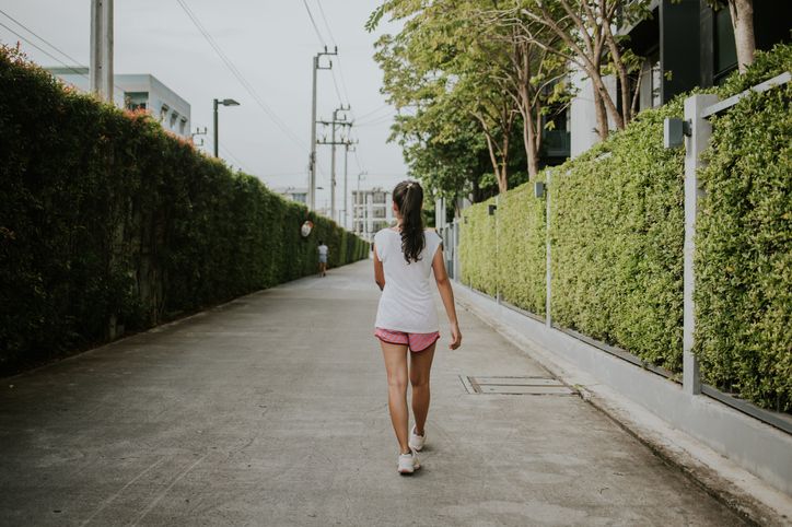 Ini waktu terbaik untuk melakukan olahraga jalan kaki dan manfaatnya untuk kesehatan tubuh perempuan.