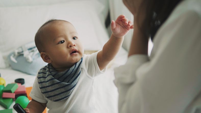 Perkembangan bicara anak berlangsung bertahap, dipengaruhi stimulasi dan interaksi. Orang tua berperan penting dalam memperkaya kosakata serta mendukung anak berbicara lancar dan jelas.