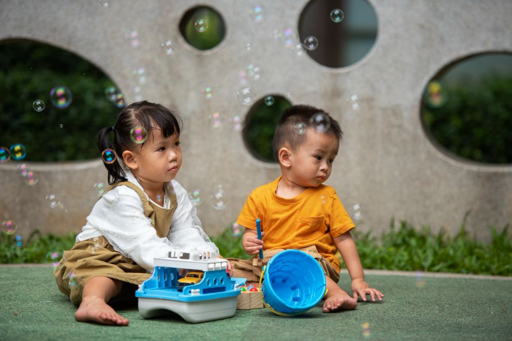 Berapa jarak usia ideal antara anak pertama dan seterusnya? Pahami dulu kelebihan dan tantangan jarak anak berdasarkan usia.
