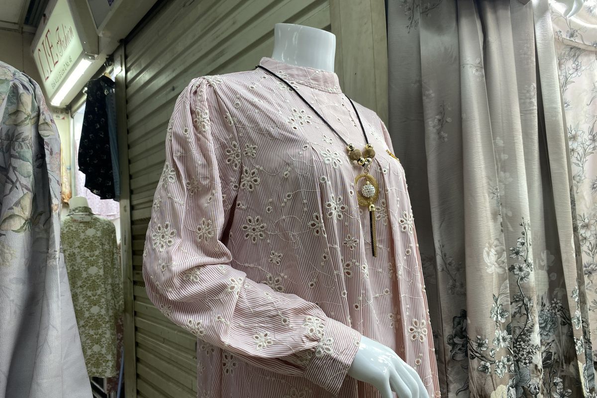 Waktu yang tepat membeli baju Lebaran 2025. Intip model dan warna yang disebut sedang tren di momen Hari Raya tahun ini!