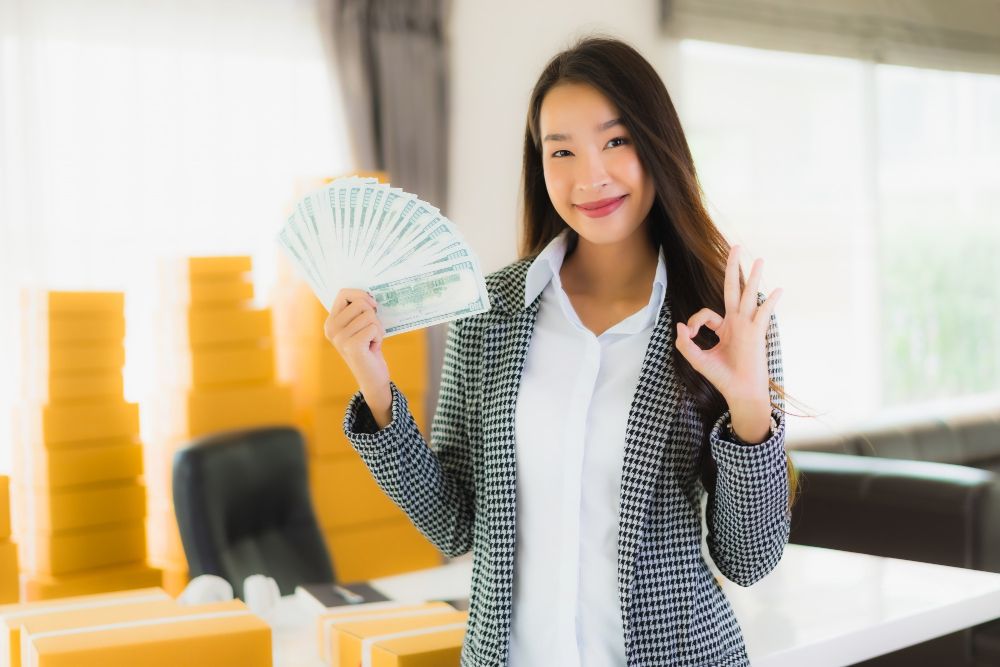 Selain untuk mencapai financial freedom, ini berbagai manfaat perempuan investasi di usia muda. Simak lengkapnya.