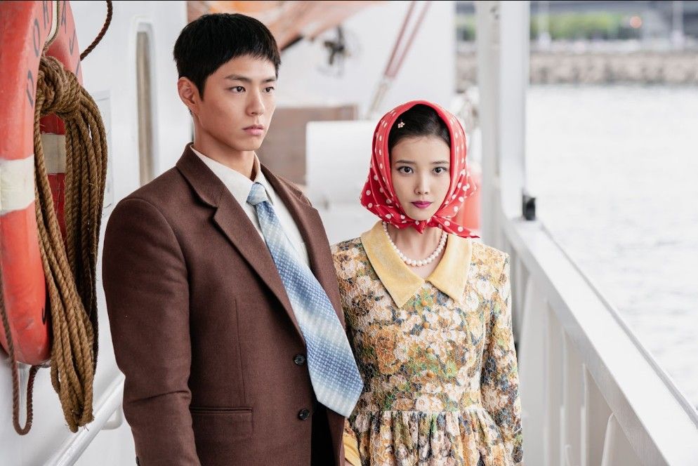 Segera tayang, intip dulu penampilan IU dan Park Bo Gum di rangkaian foto adegan drama terbaru Netflix, When Life Gives You Tangerines.