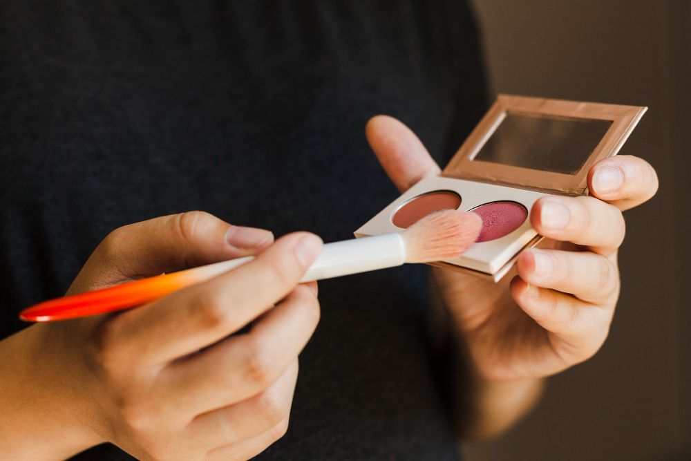 Perempuan wajib waspada, BPOM merilis lima jenis kosmetik ilegal yang masih banyak beredar di marketplace.