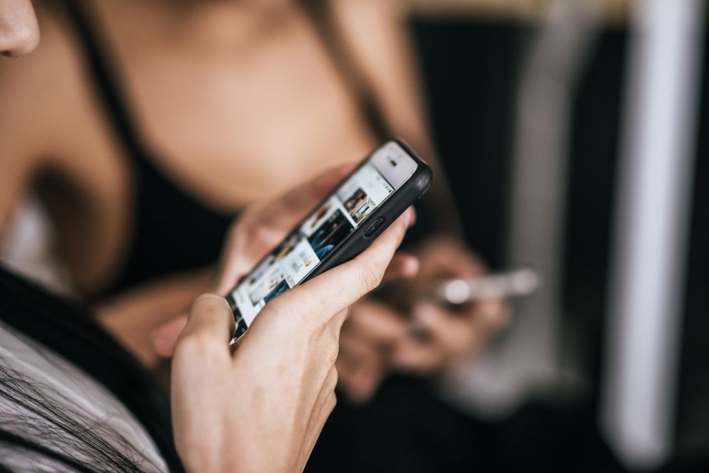 Selain berkedip lebih sering, begini cara menjaga kesehatan mata jika kamu terlalu banyak menatap layar gadget/gawai.