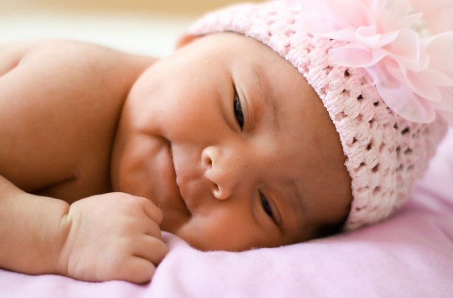 Memilih nama bayi perempuan yang lahir di bulan Maret bisa terinspirasi dari musim semi, alam, dan makna keberanian, mencerminkan harapan serta doa terbaik bagi si kecil.