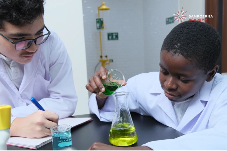 sekolah Sampoerna Academy mengadopsi kurikulum pembelajaran STEAM yang mengintegrasikan ilmu Sains, Teknologi, Rekayasa, Seni, dan Matematika. 