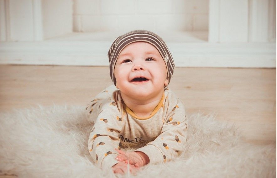 Memilih nama yang memiliki arti pintar dan bijaksana bisa menjadi harapan agar si kecil tumbuh menjadi anak yang cerdas, berwawasan luas, dan membawa manfaat bagi banyak orang.