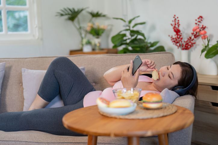 Cara mengatur pola makan selama puasa untuk mencegah kenaikan berat badan, mulai dari kontrol waktu dan porsi makan sampai olahraga.