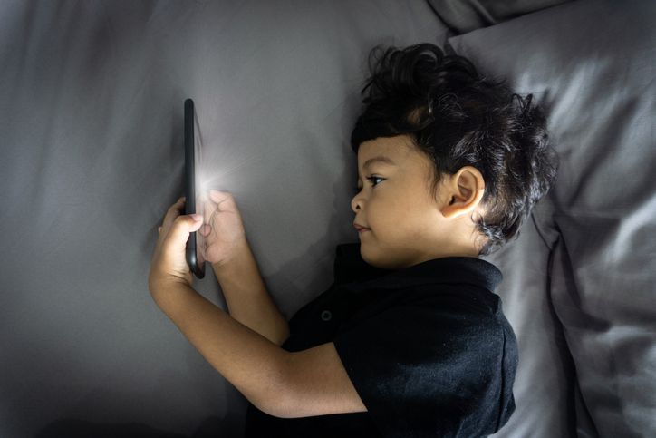 Dampak penggunaan gadget berlebihan pada anak dan panduan membatasinya berdasarkan usia menurut pakar.
