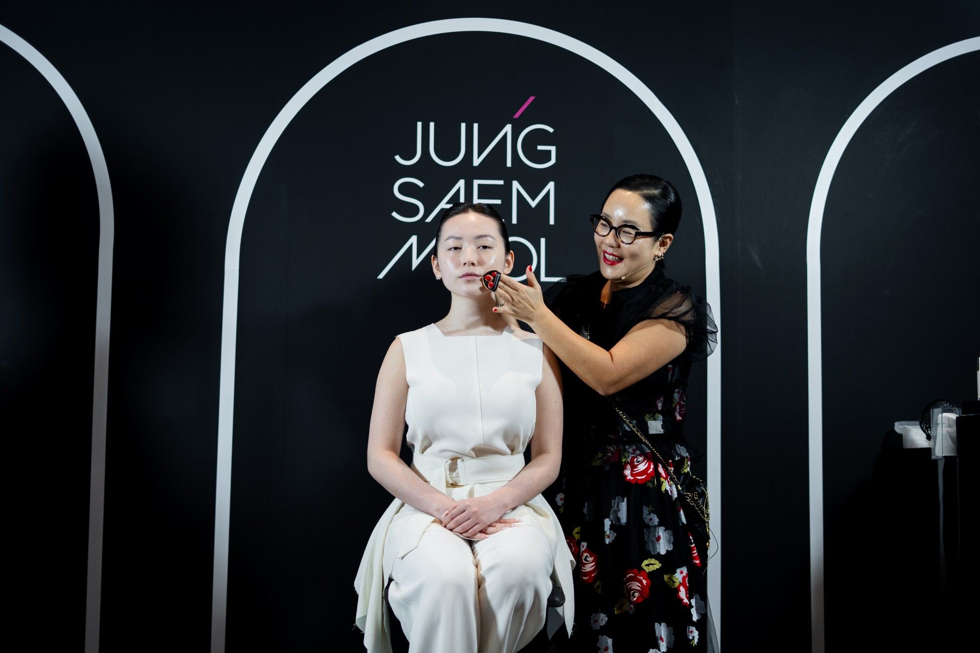 MUA Jung Saem Mool telah merias wajah bintang ternama Korea seperti Song Hye Kyo. Ini rekomendasi makeup untuk natural glass skin.