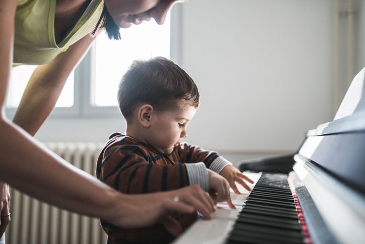 Nama bayi yang terinspirasi dari istilah musik tidak hanya unik tetapi juga penuh makna, mencerminkan harmoni, keindahan, dan kekuatan dalam kehidupan anak.
