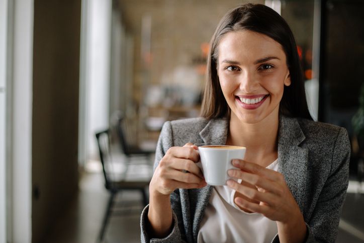 Minum kopi terlalu dini bisa meningkatkan asam lambung, mengganggu hormon, dan memicu kecanduan kafein. Konsumsi ideal antara 09.30-11.30 pagi untuk manfaat maksimal.