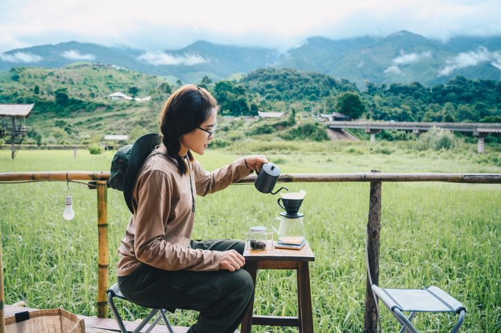 Menghindari kesalahan saat minum kopi pagi, seperti perut kosong dan konsumsi berlebihan, membantu menjaga kesehatan, meningkatkan energi, dan membuat ritual kopi lebih bermanfaat.