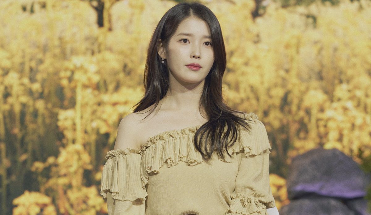 IU bocorkan alasan mengapa dirinya tertarik membintangi drakor When Life Give You Tangerines. Tak terkecuali peran sang penulis naskah.
