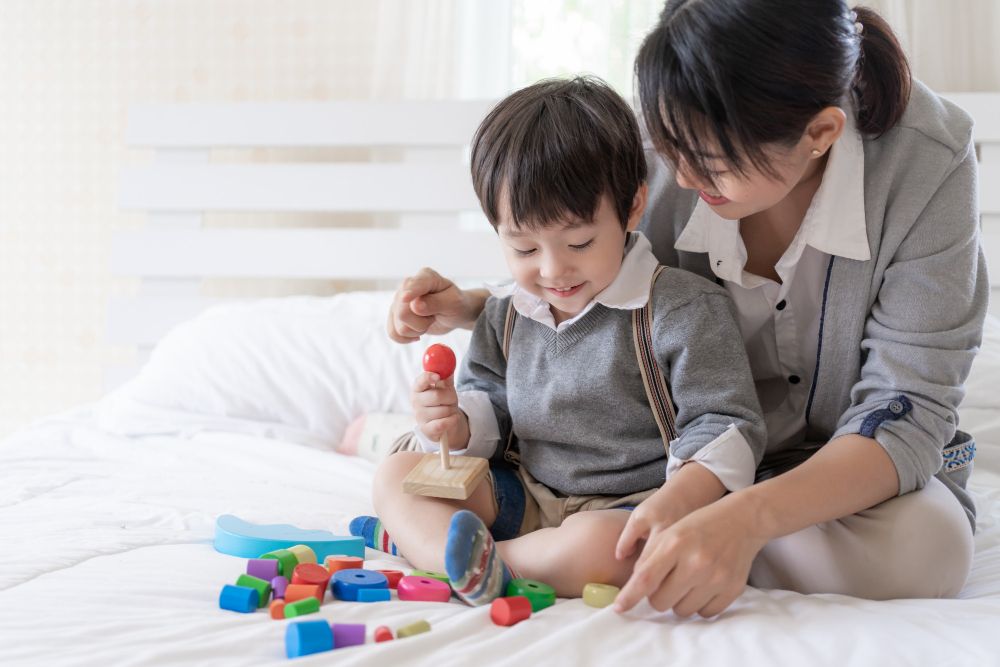 Tujuh aktivitas di rumah yang bisa dilakukan ibu dengan anak speech delay. Ajak mereka rutin bermain.